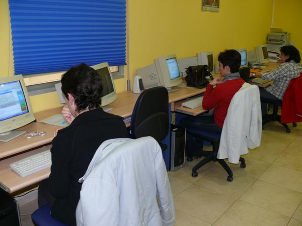 clausura-curso-informatica-asociacion-de-viudas-18-03-2010-fuente-area-comunicacion-municipal-02