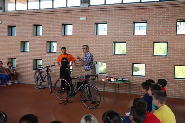 taller de bicicletas en el Clara Campoamor-2014-09-18-fuente Area Comunicacion Municipal-01