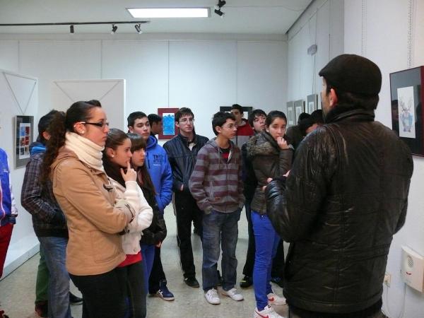 visita exposicion jovenes artistas-estudiantes instituto-2013-02-28-fuente area comunicacion municipal-37