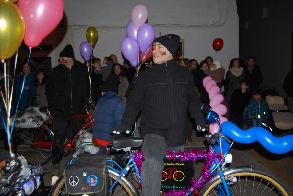 Cabalgata Reyes Magos 2015 - Grupo de bicicletas clásicas de Miguelturra vestidos de carboneros reales - Fuente Esmeralda Muñoz Sanchez - 28