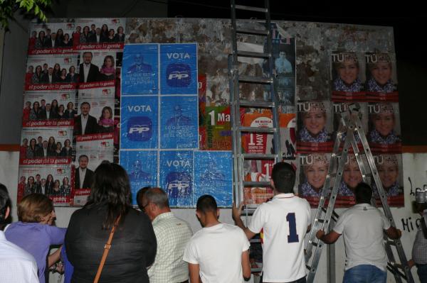 pegada carteles inicio elecciones europeas-mayo 2014-fuente Area de Comunicacion Municipal-55