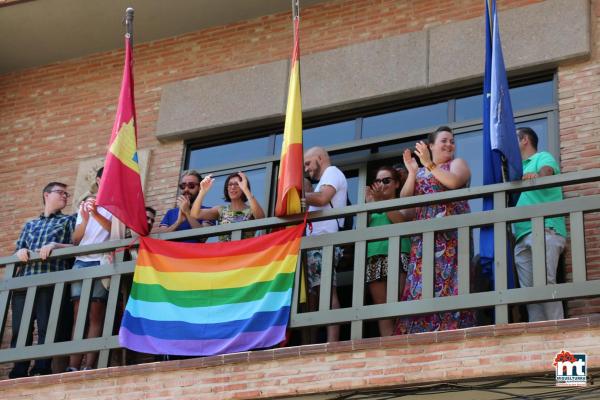 Bandera y apoyo institucional al colectivo LGTBI -2015-06-28-fuente Area de Comunicación Municipal-028
