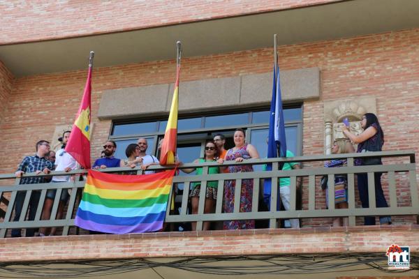Bandera y apoyo institucional al colectivo LGTBI -2015-06-28-fuente Area de Comunicación Municipal-035