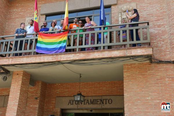 Bandera y apoyo institucional al colectivo LGTBI -2015-06-28-fuente Area de Comunicación Municipal-038