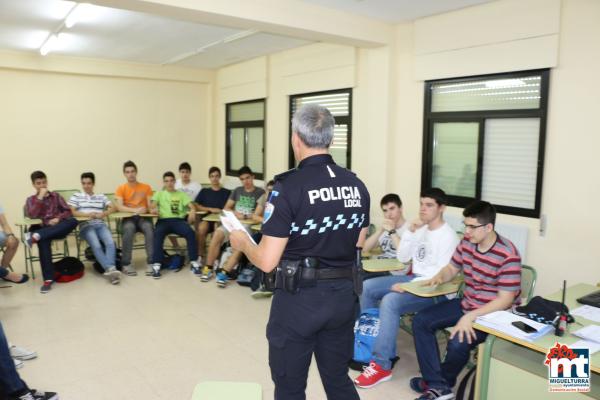Charlas Policia Local en el Instituto-mayo 2015-fuente Area de Comunicación Municipal-016