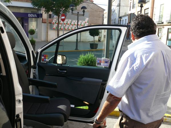 Roman Rivero y visita al Taxi adaptado discapacitados-25-08-2009- Fuente Area Comunicacion Municipal - 10
