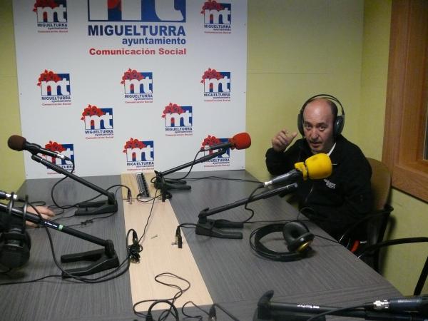 taller de radio con Julio Corral en Radio Miguelturra-2013-10-24-fuente Area de Comunicacion Municipal-01